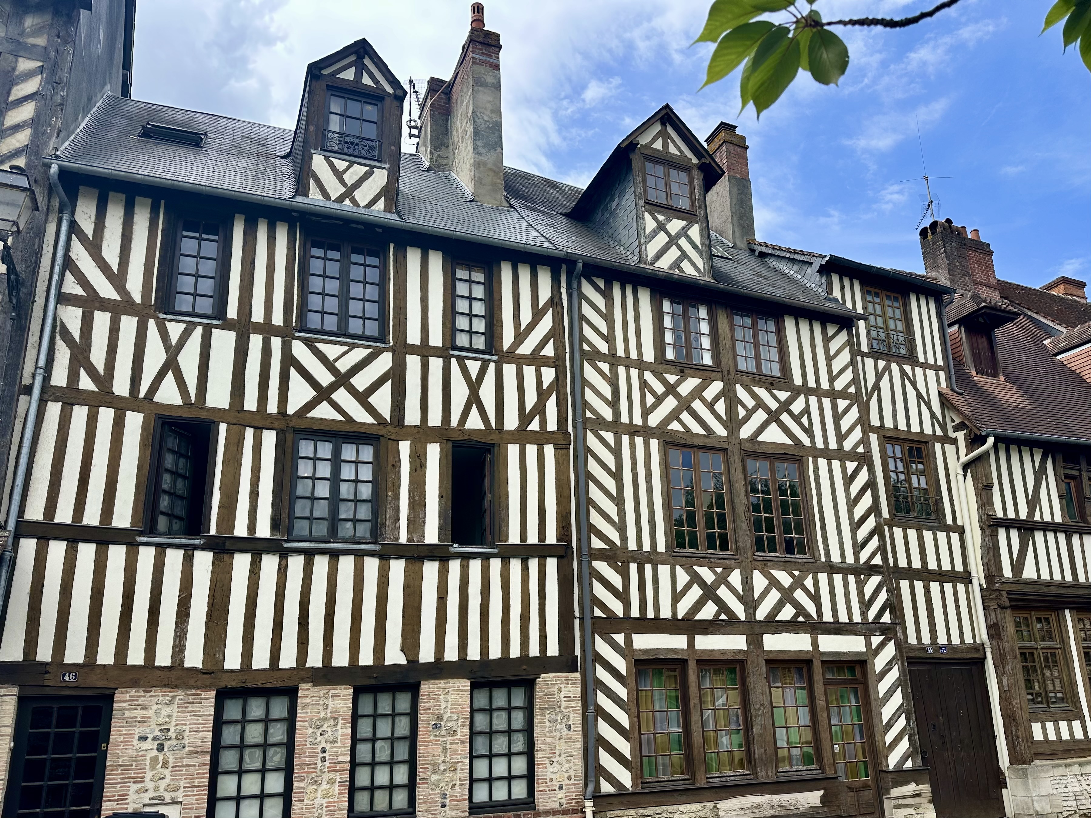 Lisieux, la ville qui se lit dans ses poutres