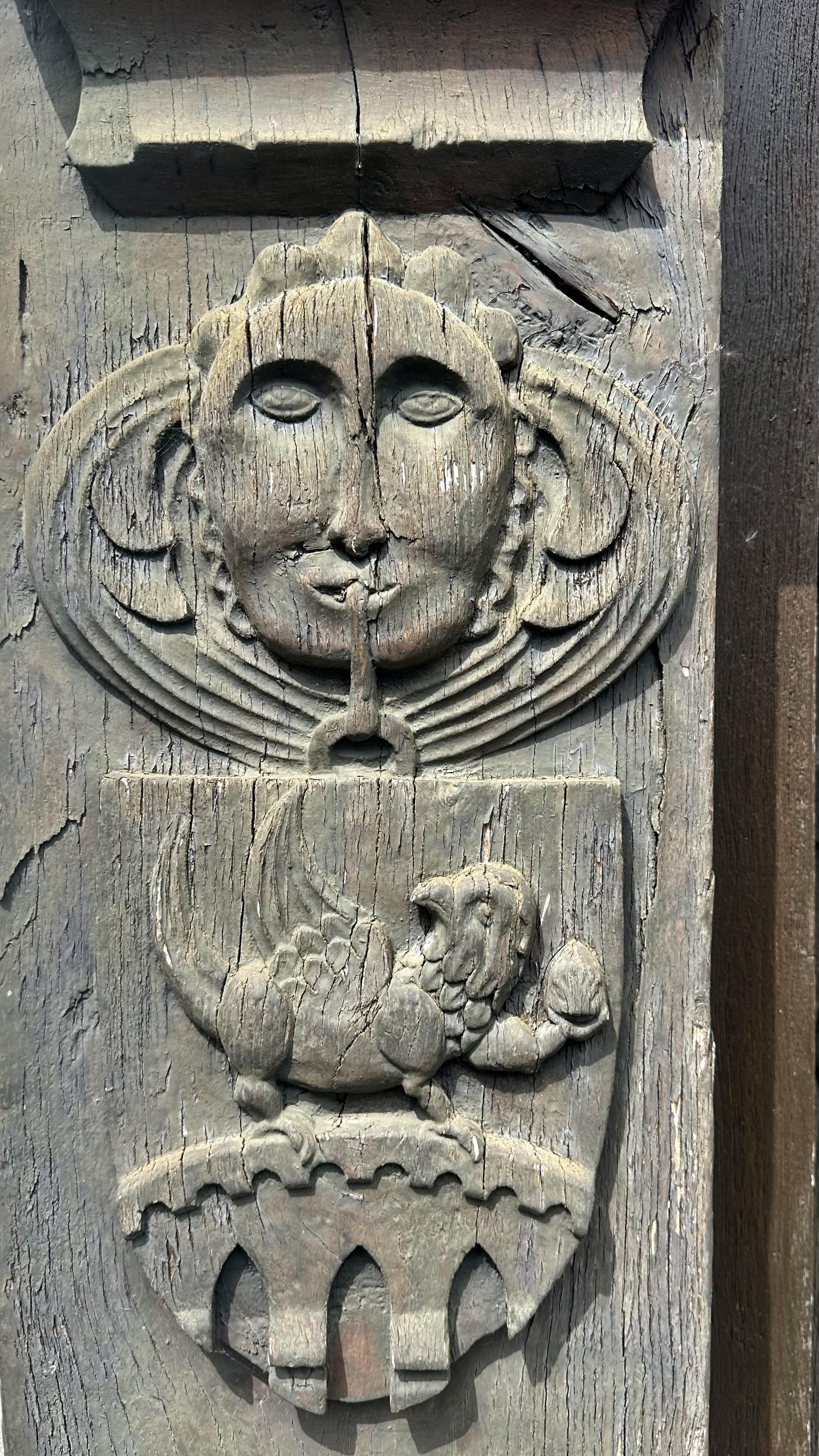 Sculpture décorative indiquant le rang social, ici avec les armoiries de la famille